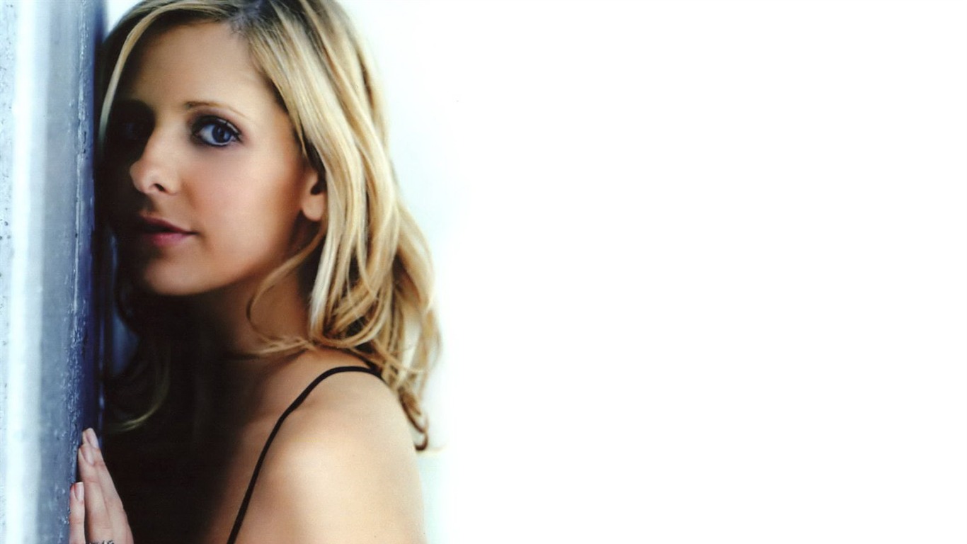 Sarah Michelle Gellar #063 - 1366x768 Wallpapers Pictures Photos Images