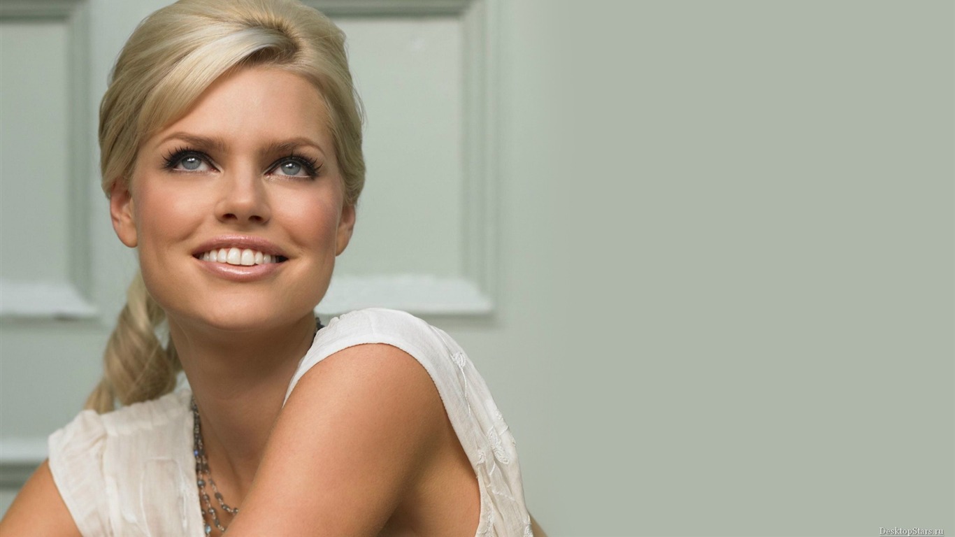 Sophie Monk #004 - 1366x768 Wallpapers Pictures Photos Images