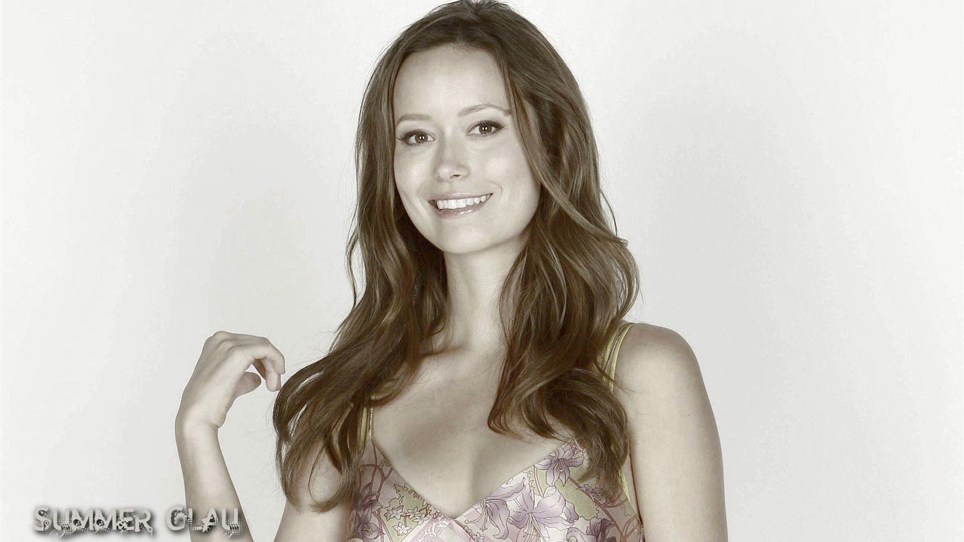 Summer Glau #011 - 1366x768 Wallpapers Pictures Photos Images