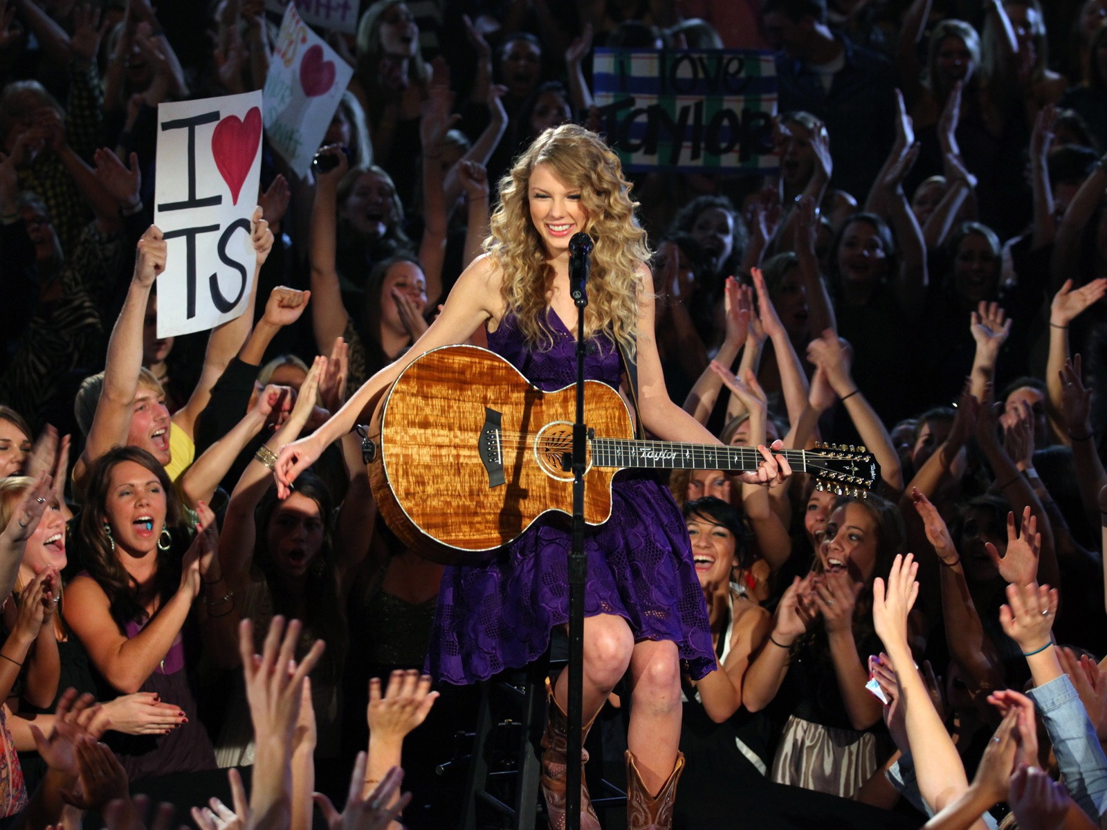 Taylor Swift #033 - 1600x1200 Wallpapers Pictures Photos Images